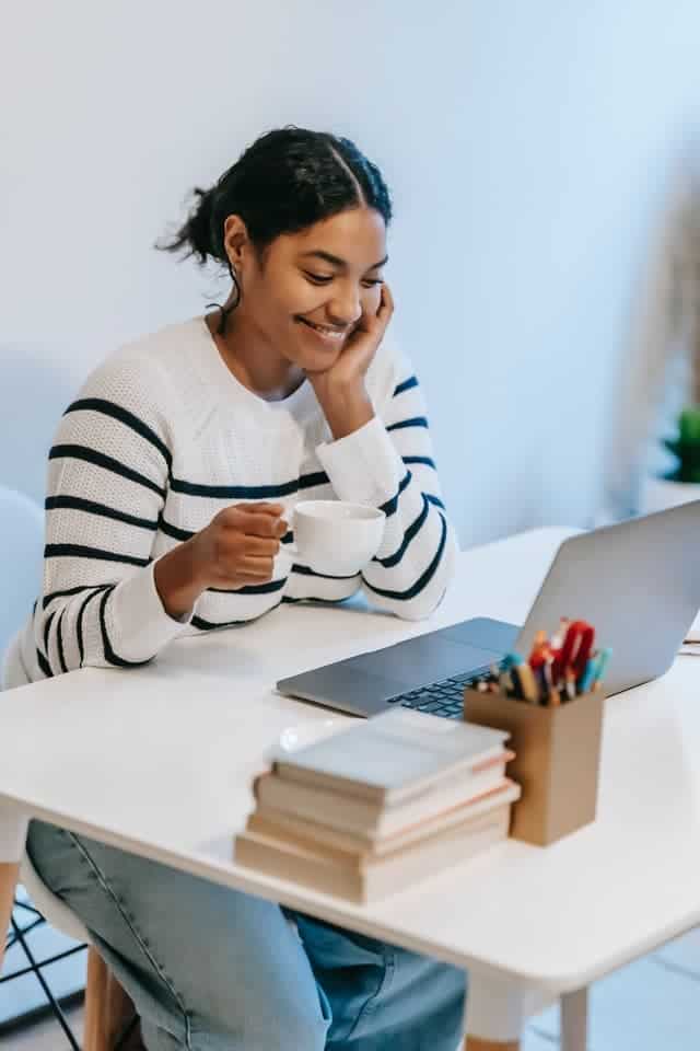 امرأة تعمل على جهاز كمبيوتر محمول